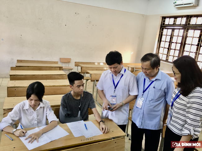   PCT UBND TP Hà Nội Ngô Văn Quý đến động viên thí sinh Hải Anh thi tốt.  