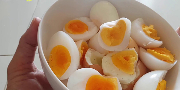   Trứng gà chưa chín kỹ hay còn gọi là trứng lòng đào được nhiều người ưu thích  