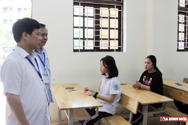   Lãnh đạo UBND TP Hà Nội và Sở GD&ĐT Hà Nội kiểm tra công tác thi tại điểm thi Cầu Giấy.  