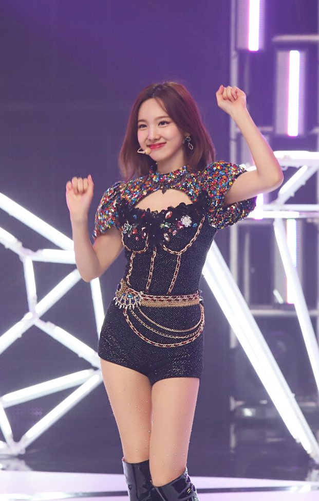 Idol Kpop bị dìm thảm thương vì jumpsuit: Irene vừa sến vừa quê, Lisa kém sắc hơn hẳn 6