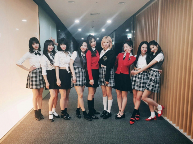 BLACKPINK - TWICE - Red Velvet mặc đồng phục: Người được khen, kẻ bị chê quê sến súa 6