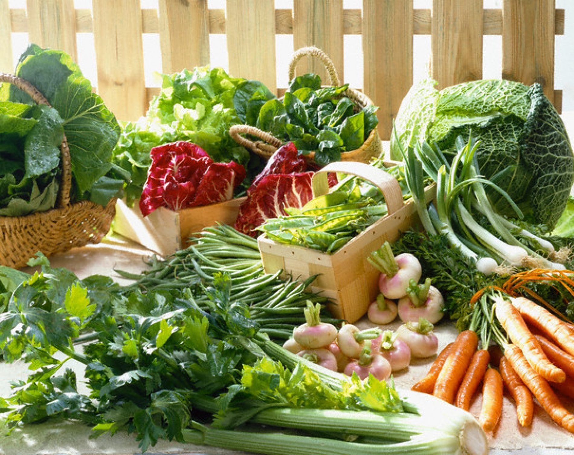   Ăn nhiều rau xanh và kiểm tra sức khỏe định kỳ để giảm nguy cơ mắc ung thư tuyến giáp  