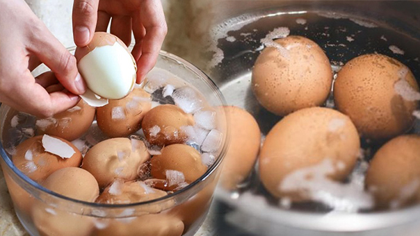   Hầu như ai cũng đều có thói quen ngâm trứng gà luộc vào nước lã cho dễ bóc  