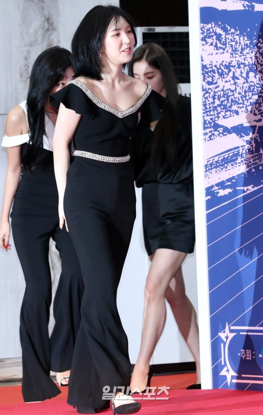 Idol Kpop bị dìm thảm thương vì jumpsuit: Irene vừa sến vừa quê, Lisa kém sắc hơn hẳn 8