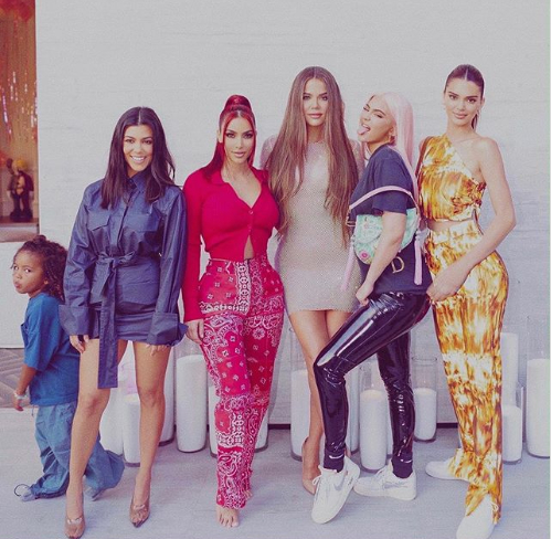   Chị em nhà Kim Kardashian hóa thân thành nhóm nhạc thập niên Spice Girls  
