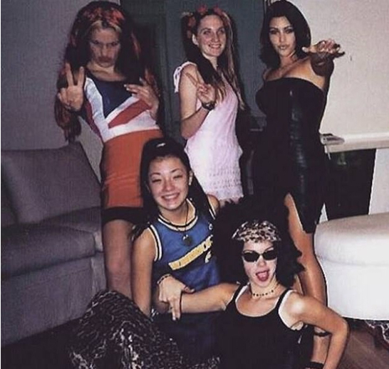   Kim cùng các bạn hóa thân thành Spice Girls trong một cuộc thi tài năng ở trường trung học  