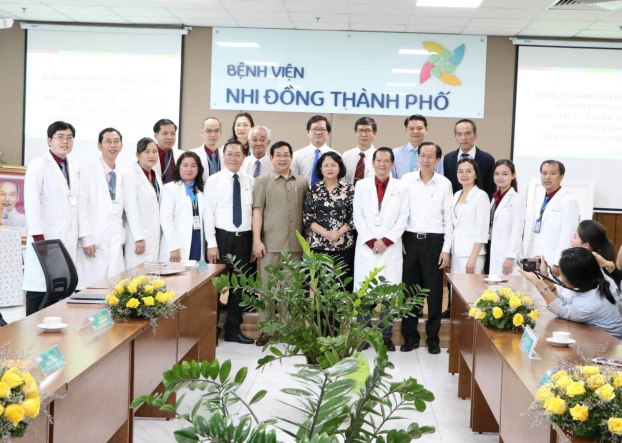   Phó Chủ tịch nước Đặng Thị Ngọc Thịnh thăm và biểu dương các y bác sĩ đã tham gia phẫu thuật tách rời cặp song sinh dính liền  