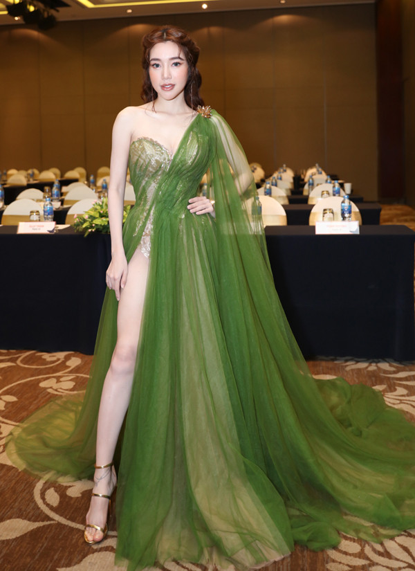 Sao Việt mặc váy xẻ cao: Người quyến rũ nghẹt thở, kẻ bị chỉ trích vì quá phản cảm 5