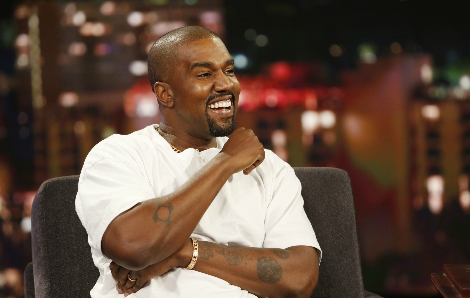   Kanye West là rapper và là nhà sản xuất âm nhạc nổi tiếng tại Mỹ  