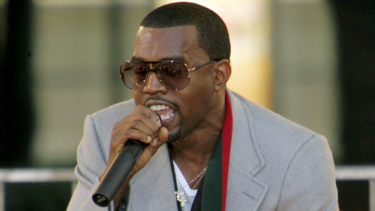   Kanye West còn lấn sân sang lĩnh vực thời trang và hợp tác với nhiều hãng lớn  
