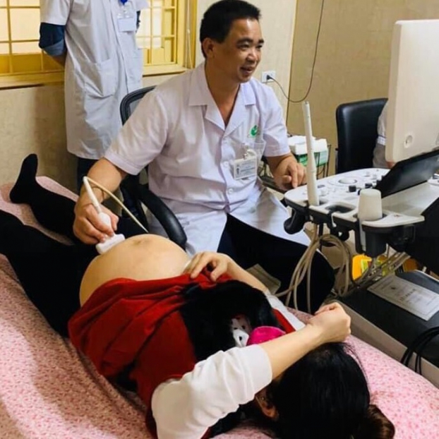   BSCKII Nguyễn Xuân Chường, Trưởng khoa Chẩn đoán hình ảnh, Bệnh viện Phụ sản Hà Nội siêu âm cho thai phụ  