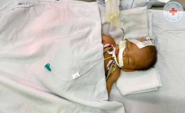   Bé trai sơ sinh chỉ nặng 1,4kg bị bỏ rơi trước cổng chùa được đưa vào viện trong tình trạng tím tái, hơi thở đứt quãng  