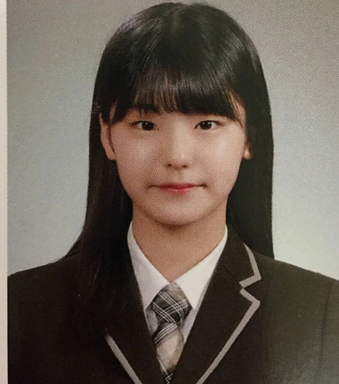 Lộ ảnh tốt nghiệp của dàn mỹ nhân Kpop: Irene ngố tàu, Yoona xinh như nữ thần 13