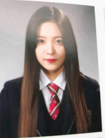 Lộ ảnh tốt nghiệp của dàn mỹ nhân Kpop: Irene ngố tàu, Yoona xinh như nữ thần 15