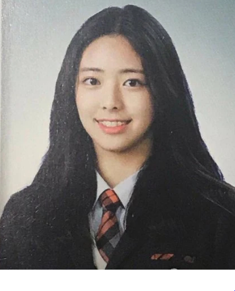 Lộ ảnh tốt nghiệp của dàn mỹ nhân Kpop: Irene ngố tàu, Yoona xinh như nữ thần 1