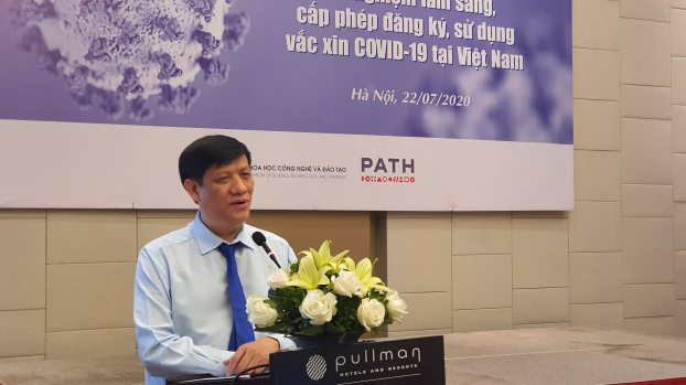   Quyền Bộ trưởng Bộ Y tế Nguyễn Thanh Long chủ trì cuộc họp.  