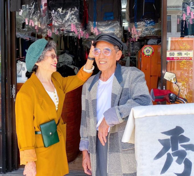 Mặc lại quần áo khách để quên, cặp vợ chồng già tiệm giặt là gây sốt mạng xã hội 7