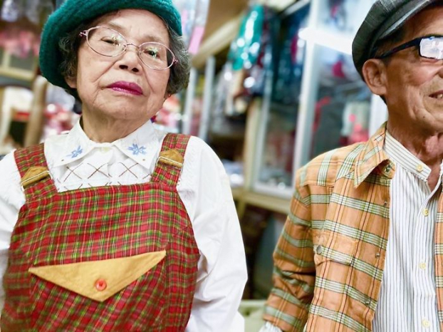 Mặc lại quần áo khách để quên, cặp vợ chồng già tiệm giặt là gây sốt mạng xã hội 9