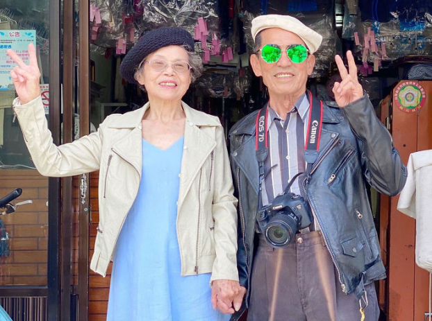 Mặc lại quần áo khách để quên, cặp vợ chồng già tiệm giặt là gây sốt mạng xã hội 13