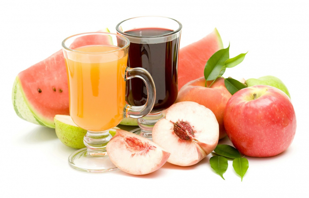   Giữa uống nước ép hoa quả và ăn hoa quả nguyên miếng thì ăn hoa quả nguyên miếng sẽ có nhiều dinh dưỡng và tốt hơn cho sức khỏe. Ảnh minh họa  