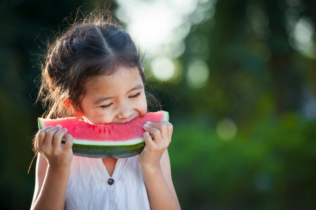   Cha mẹ nên khuyến khích trẻ ăn hoa quả tươi nhiều hơn thay vì chỉ uống nước ép hoa quả. Ảnh minh họa  