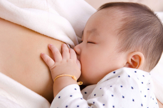   Trẻ dưới 6 tháng tuổi quan trọng nhất vẫn là được bú sữa mẹ đầy đủ. Ảnh minh họa  