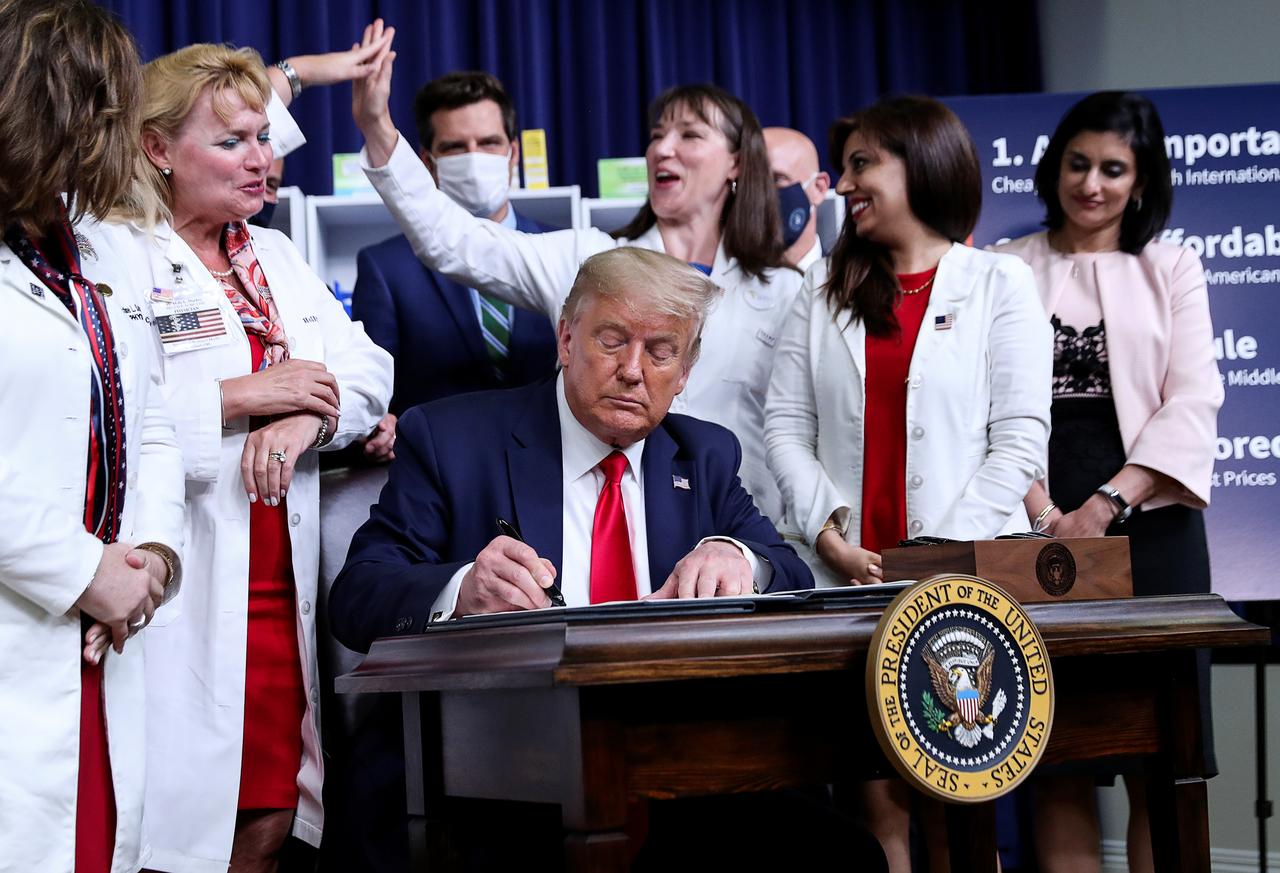   Tổng thống Donald Trump ký 4 sắc lệnh giảm giả thuốc kê đơn giữa đại dịch COVID-19  