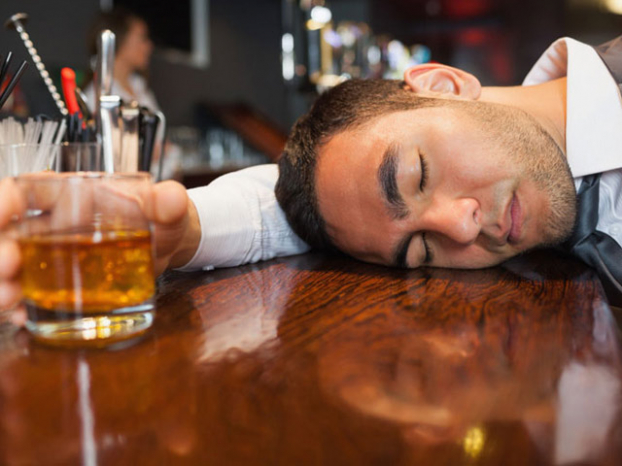   Những người uống rượu trong một thời gian dài dễ bị bệnh gan do rượu  