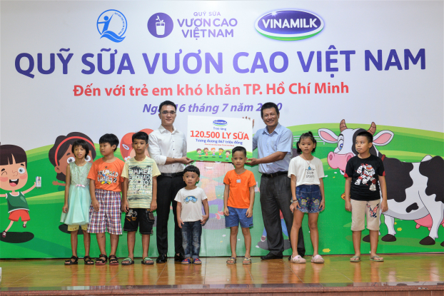 Quỹ sữa Vươn cao Việt Nam và Vinamilk tiếp tục hành trình kết nối yêu thương tại TP. HCM 2