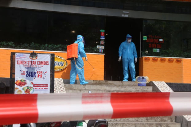 Hà Nội: Lập rào chắn, khử khuẩn nhà hàng pizza tại Cầu Giấy vì có ca nghi nhiễm COVID-19 0