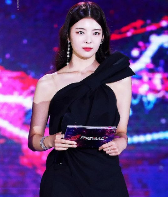 10 idol nữ đẹp chuẩn quý tộc: Irene là cực phẩm, Jennie thở thôi cũng sang chảnh 18