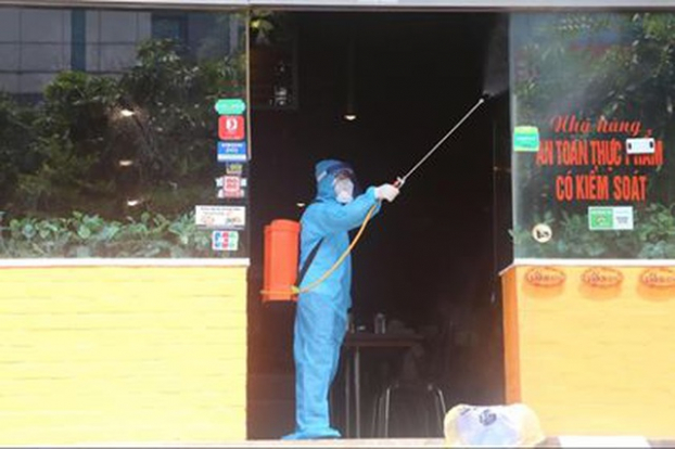 Hà Nội: Lập rào chắn, khử khuẩn nhà hàng pizza tại Cầu Giấy vì có ca nghi nhiễm COVID-19 1
