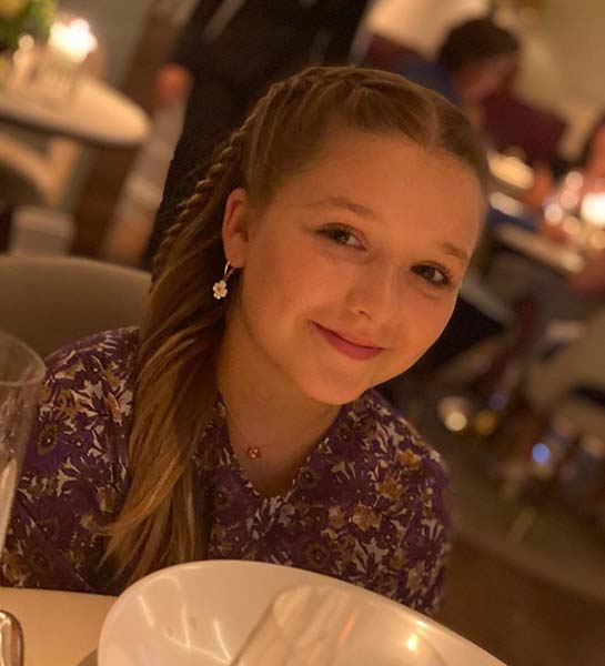   David Beckham khoe ảnh con gái Harper 9 tuổi đi ăn tối với cả hai vợ chồng  