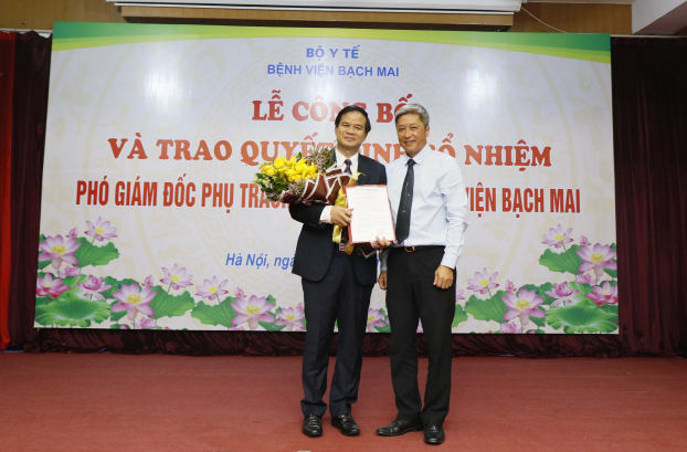   Thứ trưởng Bộ y tế Nguyễn Trường Sơn trao quyết định và tặng hoa chúc mừng PGS.TS Đào Xuân Cơ  