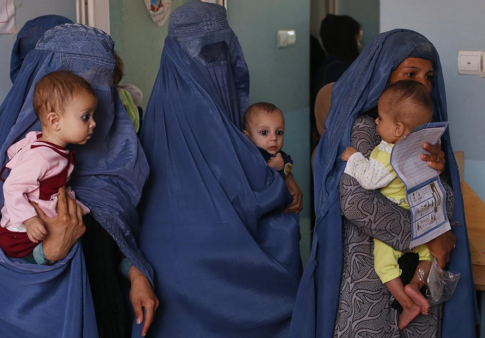   Các bà mẹ ở Afghanistan đưa con bị suy dinh dưỡng đến khám tại trung tâm của tổ chức UNICEF.  