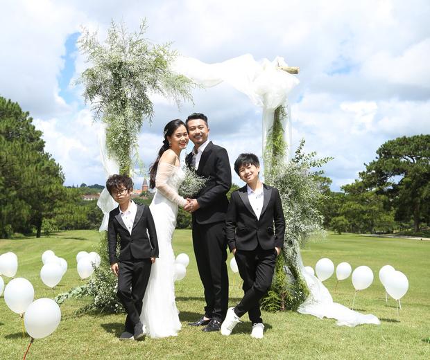 Lâm Vỹ Dạ - Hứa Minh Đạt tung MV 'Vợ chồng son' kỷ niệm 10 năm ngày cưới 1
