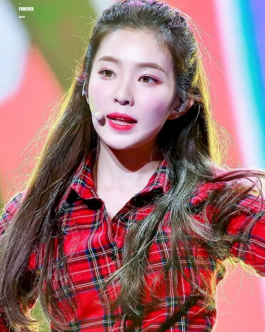 10 idol mặt nhỏ của Kpop: Người lọt thỏm trong khẩu trang, Jennie bánh bao vẫn lọt top 5