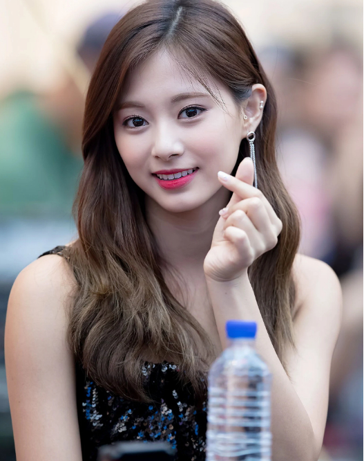 10 idol mặt nhỏ của Kpop: Người lọt thỏm trong khẩu trang, Jennie bánh bao vẫn lọt top 10