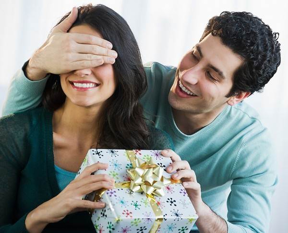   Vợ chồng nên bày tỏ tình yêu của mình bằng cách tặng quà cho nhau  