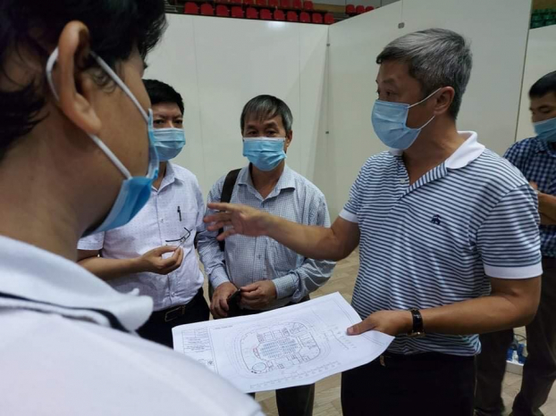   Thứ trưởng Nguyễn Trường Sơn đến hiện trường xây dựng bệnh viện dã chiến.  