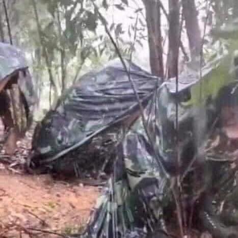   Mỗi chiến sĩ có một chiếc áo mưa để ngồi canh gác trong rừng  