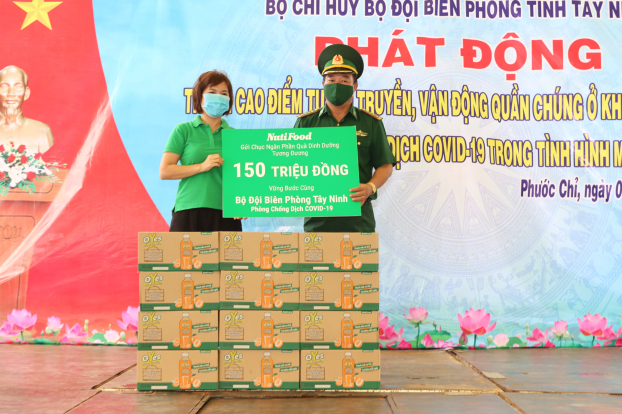   Đại diện NutiFood trao tặng hàng ngàn chai nước uống dinh dưỡng cho bộ đội biên phòng Tây Ninh  