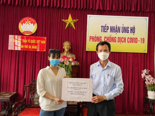   Đại diện gia đình Hoa hậu Tiểu Vy ủng hộ cho Quảng Nam, Đà Nẵng  