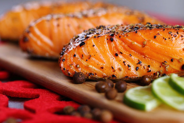   Cá hồi và cá thu là một trong những thực phẩm tuyệt vời cho bữa sáng vì chúng khá giàu protein, axit béo omega-3  