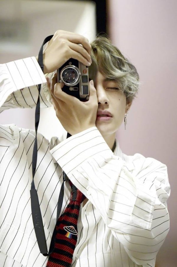 8 idol chụp ảnh đẹp thần sầu: V như nhiếp ảnh gia, fan khuyên Seulgi sớm mở triển lãm 15