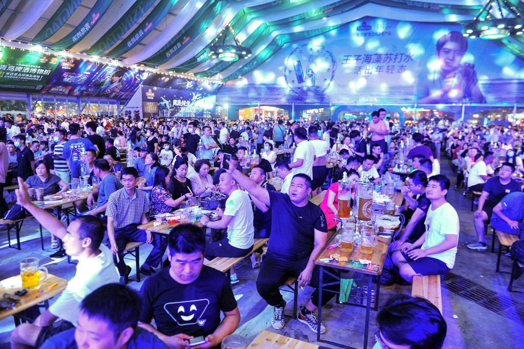   Hàng nghìn người Trung Quốc tập trung tham gia lễ hội bia mà không đeo khẩu trang  