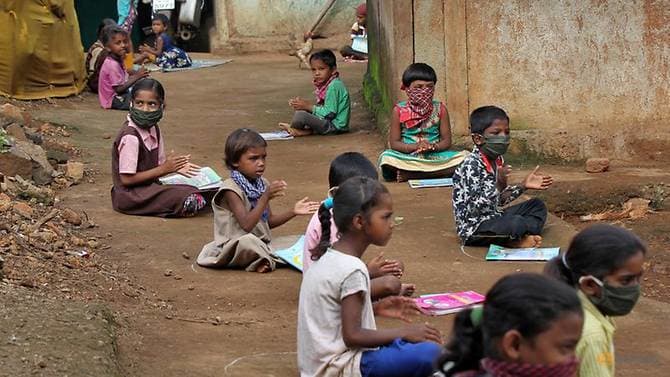   Trẻ ngồi học dưới đất khi vẫn đeo khẩu trang  