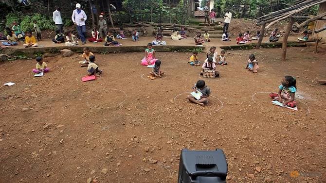   Những trẻ em nghèo ở Ấn Độ học qua loa phát thanh  