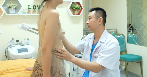   ThS.BS Nguyễn Đình Minh, trưởng khoa Phẫu thuật tạo hình thẩm mỹ và hàm mặt, Bệnh viện E đã trực tiếp thăm khám cho H.  