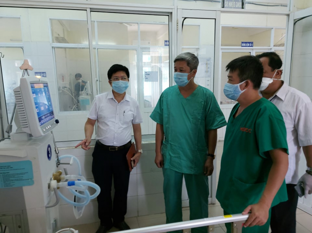   Thứ trưởng Sơn kiểm tra công tác lắp đặt phòng ICU tại BV Phổi Đà Nẵng.  